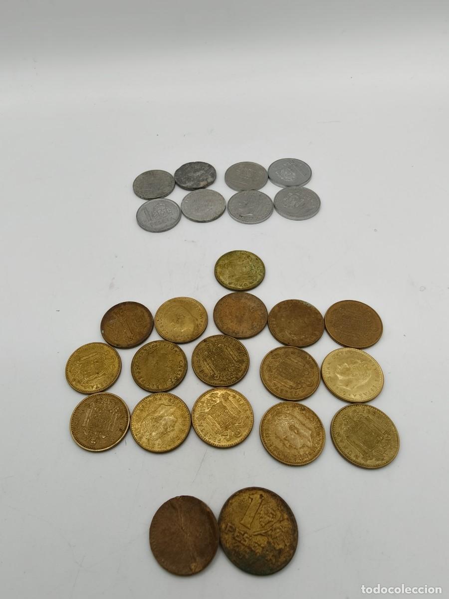 Monedas Juan Carlos I: Lote de pesetas rubias i de aluminio una mas grande y una de carton.