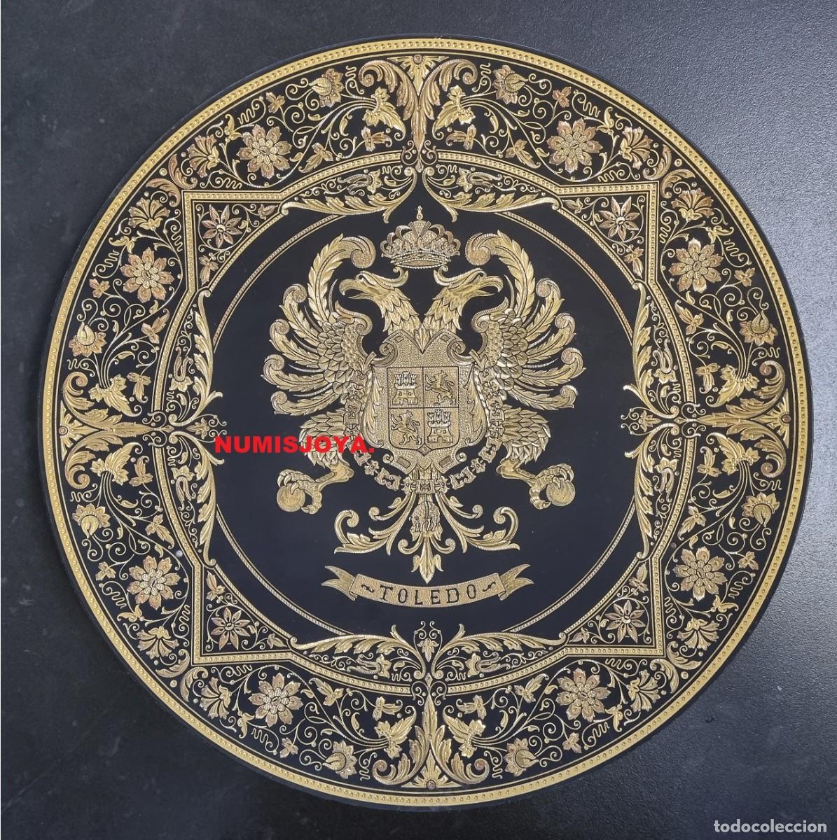 Monedas Juan Carlos I: TOLEDO PLATO ARTESANAL DAMASQUINADO DE HIERRO CON DECORARCI&Oacute;N DE ORO DE 24 QUILATES. Tama&ntilde;o 25 cm.