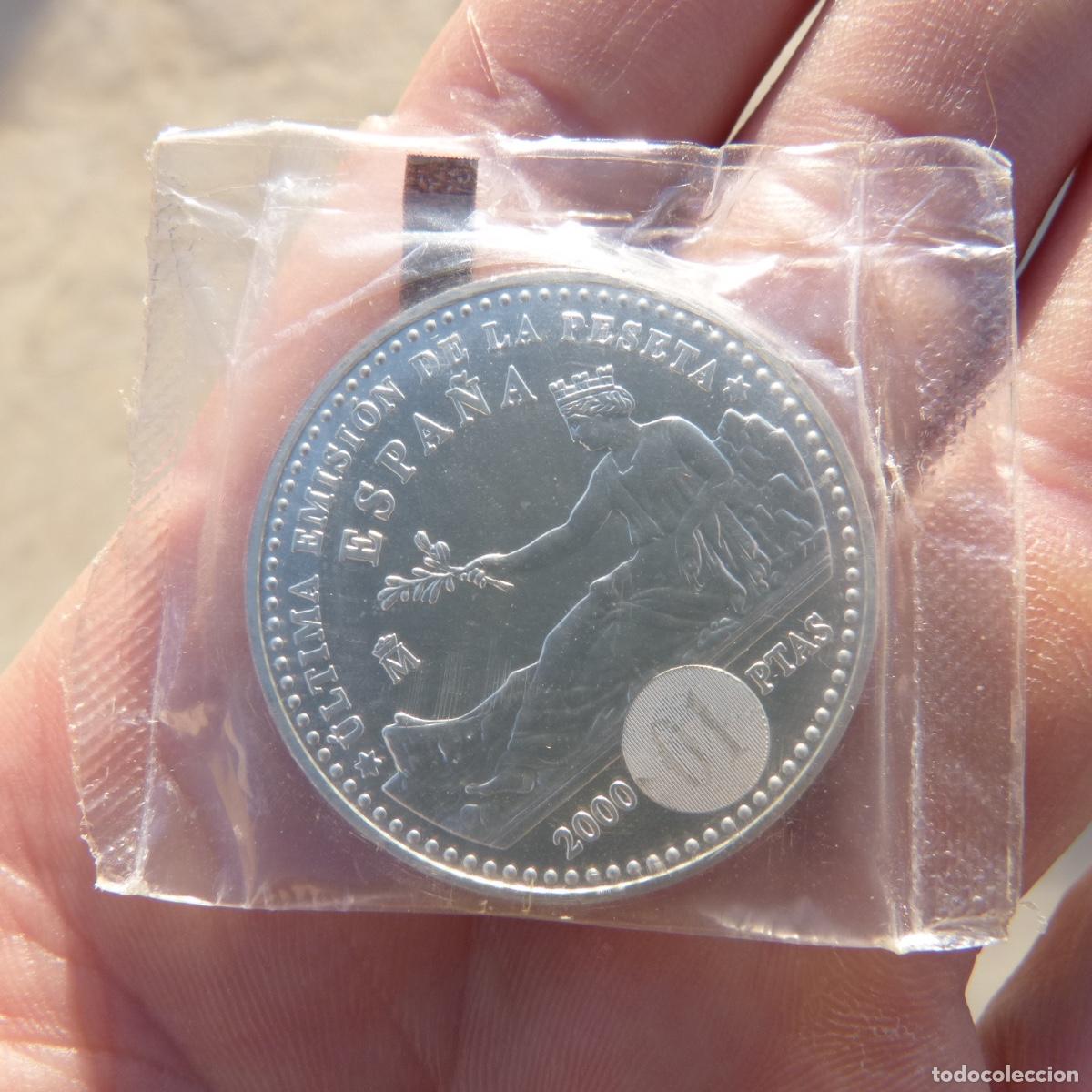 Monedas Juan Carlos I: Moneda de plata de 2000 pesetas, a&ntilde;o 2001, en su funda original.