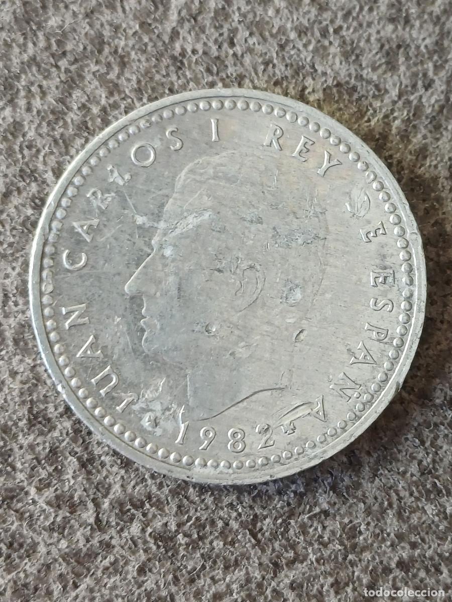 Monedas Juan Carlos I: Moneda de 1 peseta de 1982 de la &eacute;poca de Juan Carlos I. Est&aacute; llena de errores por todos lados.