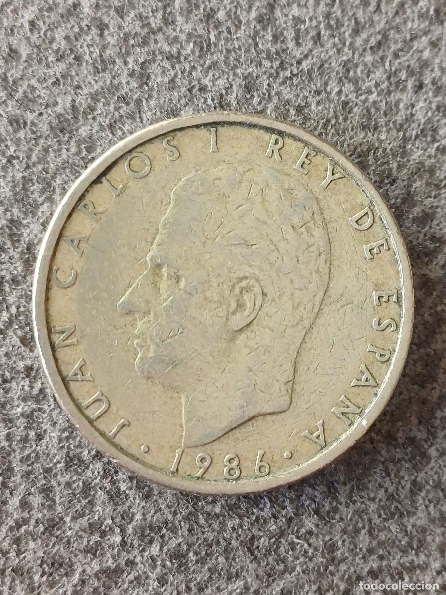 Monedas Juan Carlos I: 100 pesetas de la &eacute;poca de Juan Carlos I del a&ntilde;o 1986. Tiene errores de acu&ntilde;aci&oacute;n.