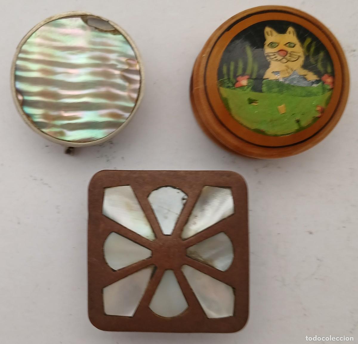 Monedas Juan Carlos I: (1) LOTE DE 3 PASTILLEROS DE 1 DE MADERA Y DOS DE METAL