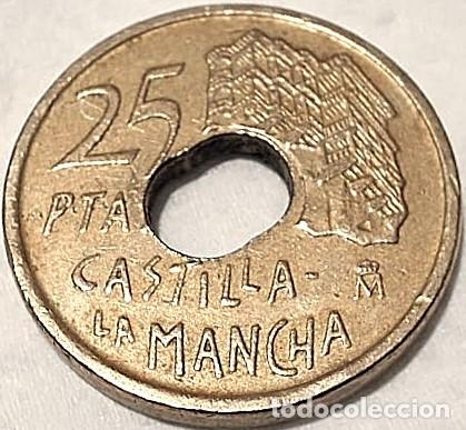 Monedas Juan Carlos I: Espa&ntilde;a 1996, ERROR 25 pesetas &rdquo;Castilla-La Mancha: Agujero central deformado&rdquo;./ Usada. Ver fotos.