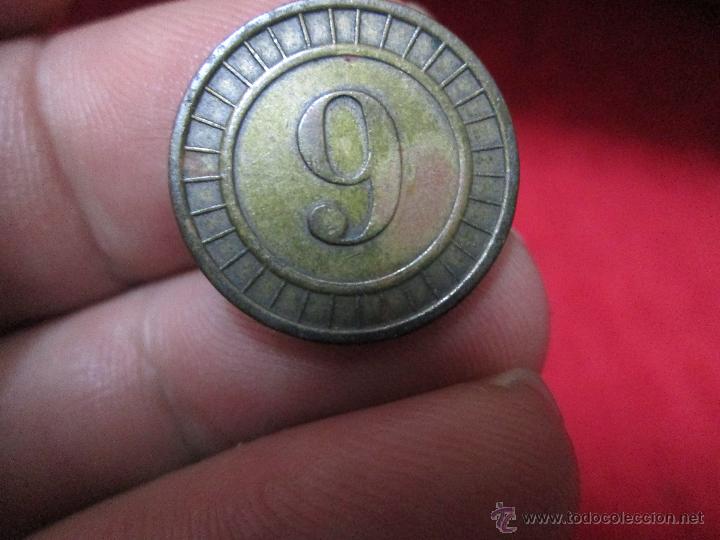 Monedas locales: ficha numero 9 posible de autobus - Foto 1