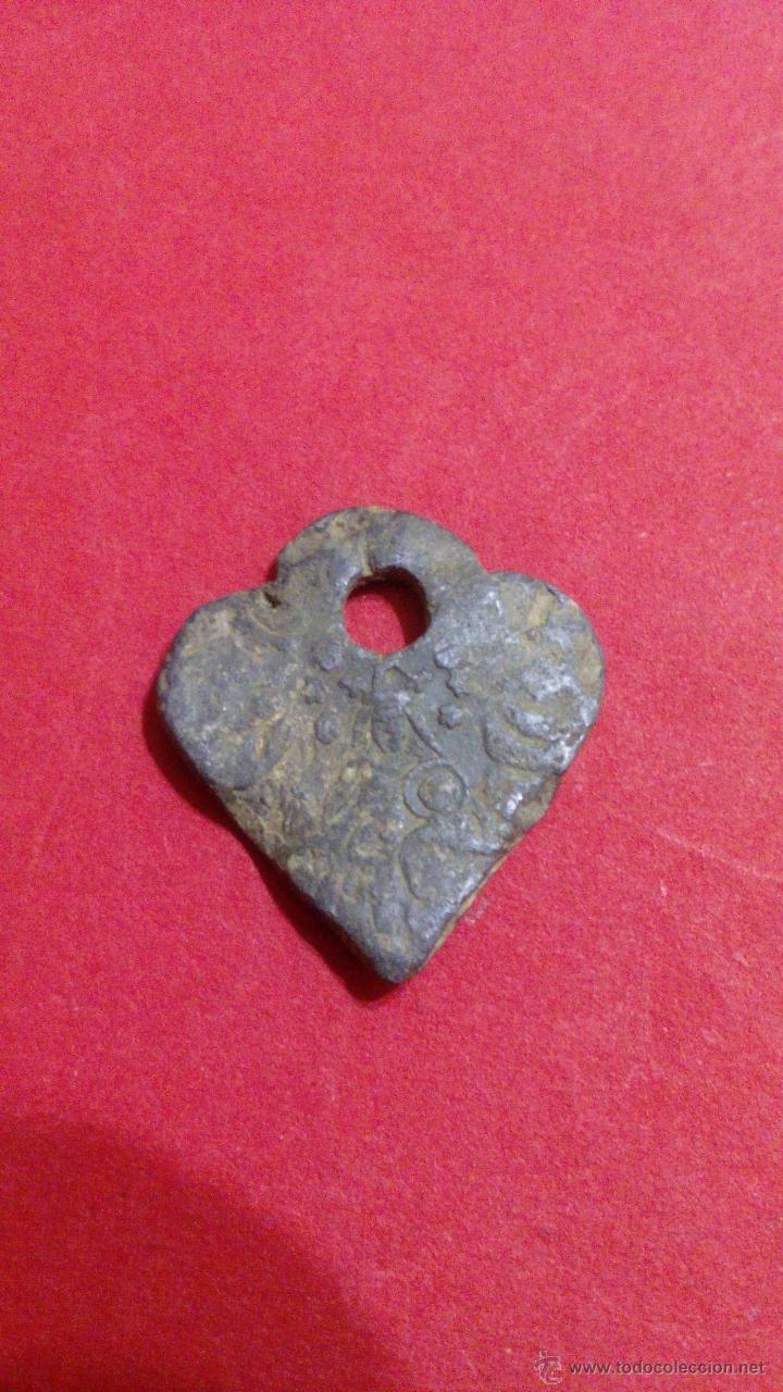 Monedas locales: PRECINTO O MARCHAMO DE PLOMO, CON FORMA DE CORAZ&Oacute;N, MART&Iacute;NEZ, GRANADA - Foto 1