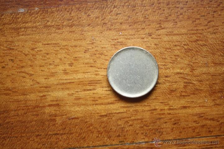 Monnaies locales: MONEDA FICHA FALSA PARA MAQUINAS DE 100 PESETAS.