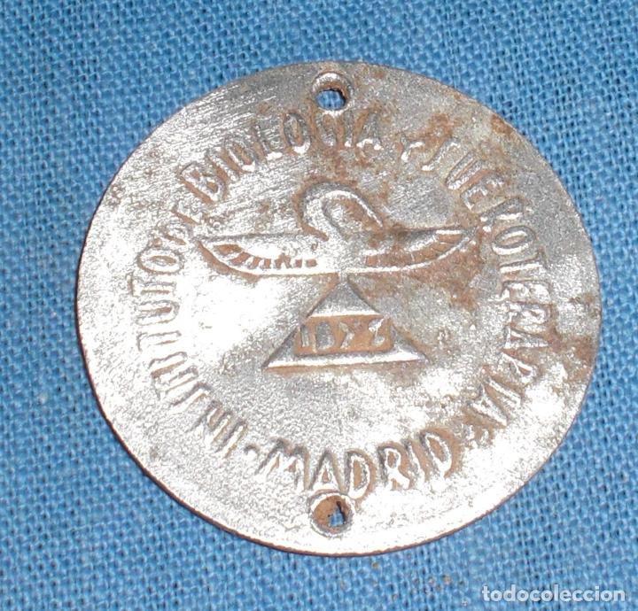 Monedas locales: Ficha antirrabica 1948 Instituto ibys Madrid - Foto 2