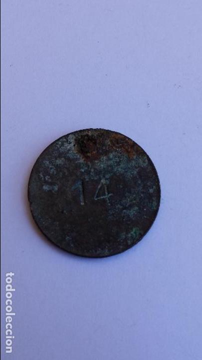 Moedas locais: moneda de 1953 se lee mal detras pone 14 de 2 cms de diametro