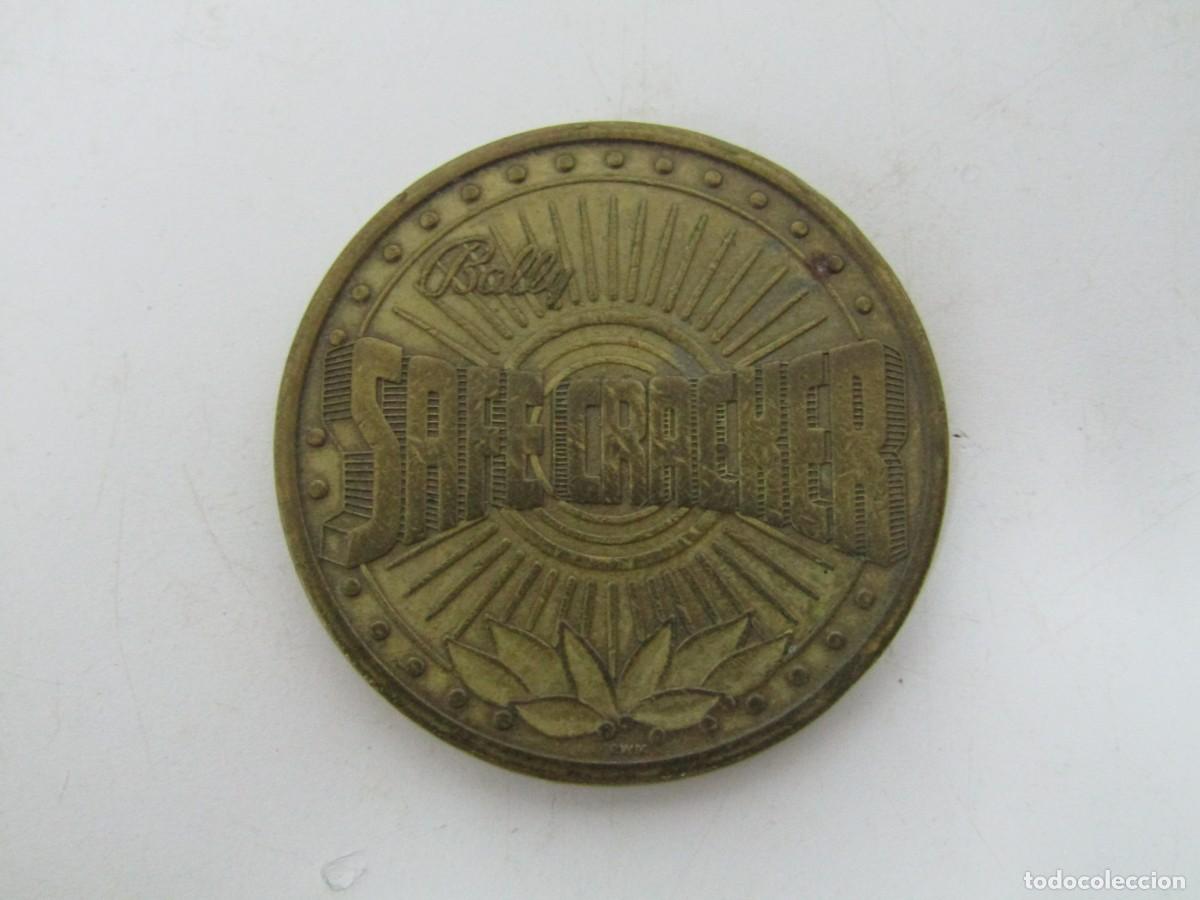 Monedas locales: FICHA O TOKEN BALLY SAFE CRACKER - LAT&Oacute;N - 30 MM - Foto 1