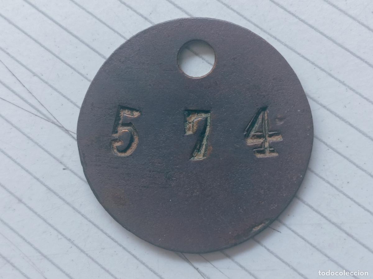 Monedas locales: FICHA DE GUARDARROPA