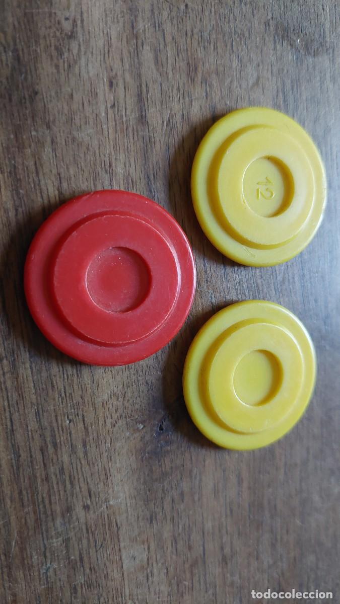 Monedas locales: Antigua fichas de coche loco feria