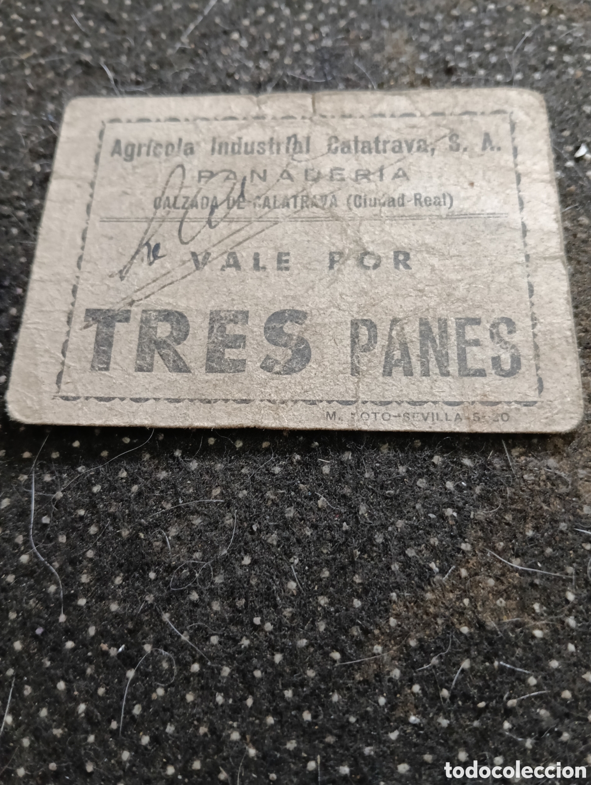 Monedas locales: Vale por tres panes, CALZADA DE CALATRAVA (Ciudad Real) muy usado y firmado por el vendedor.