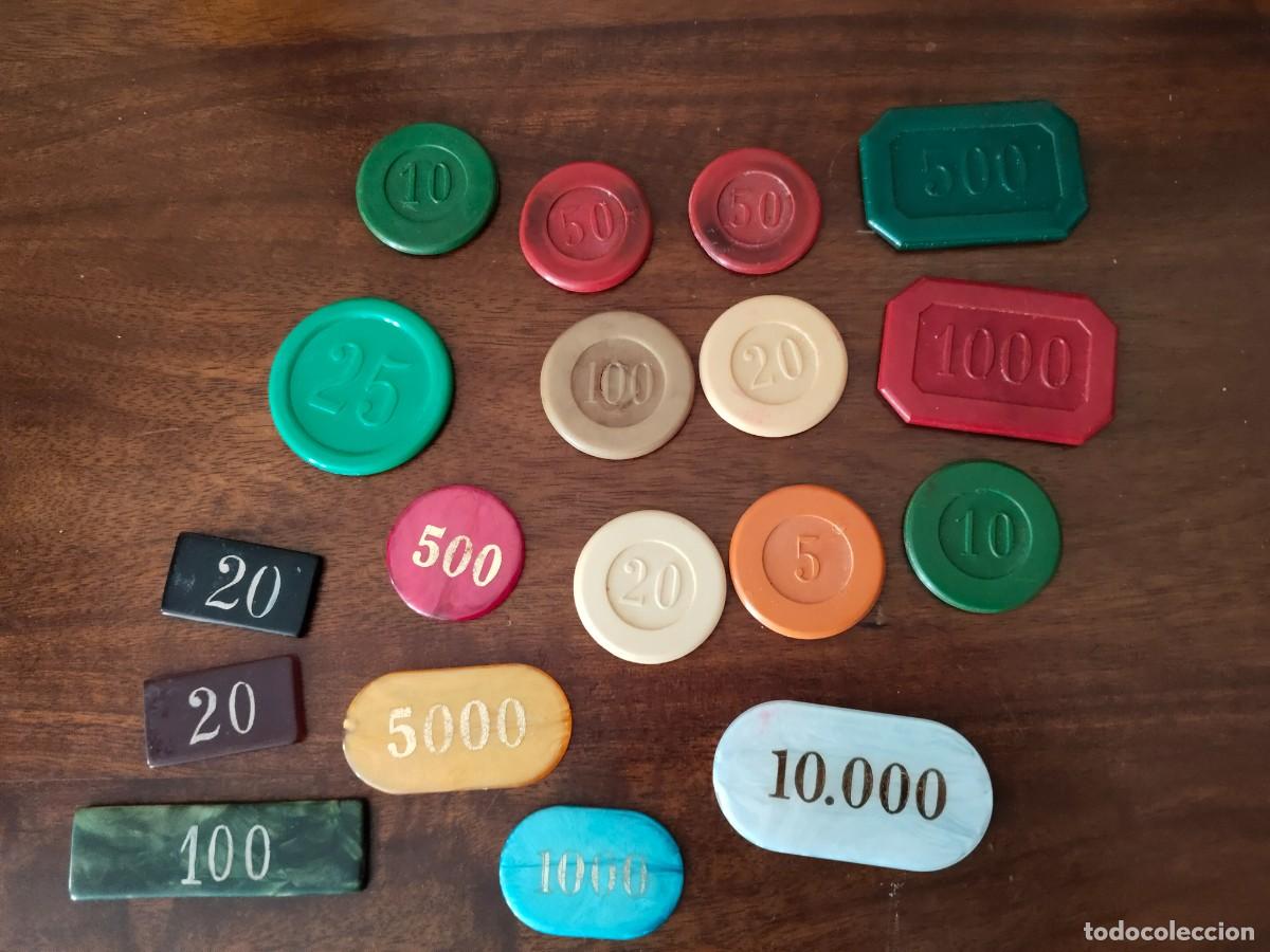 Monedas locales: 18 antiguas fichas de Casino. Baquelita, pl&aacute;stico y pasta. Ver.