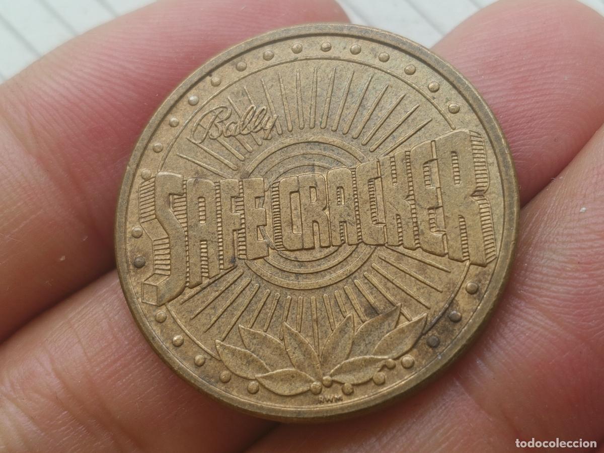 Monedas locales: FICHA DE MAQUINAS RECREATIVAS MARCADA BALLY TOKEN-PIN SAFE CRACKER