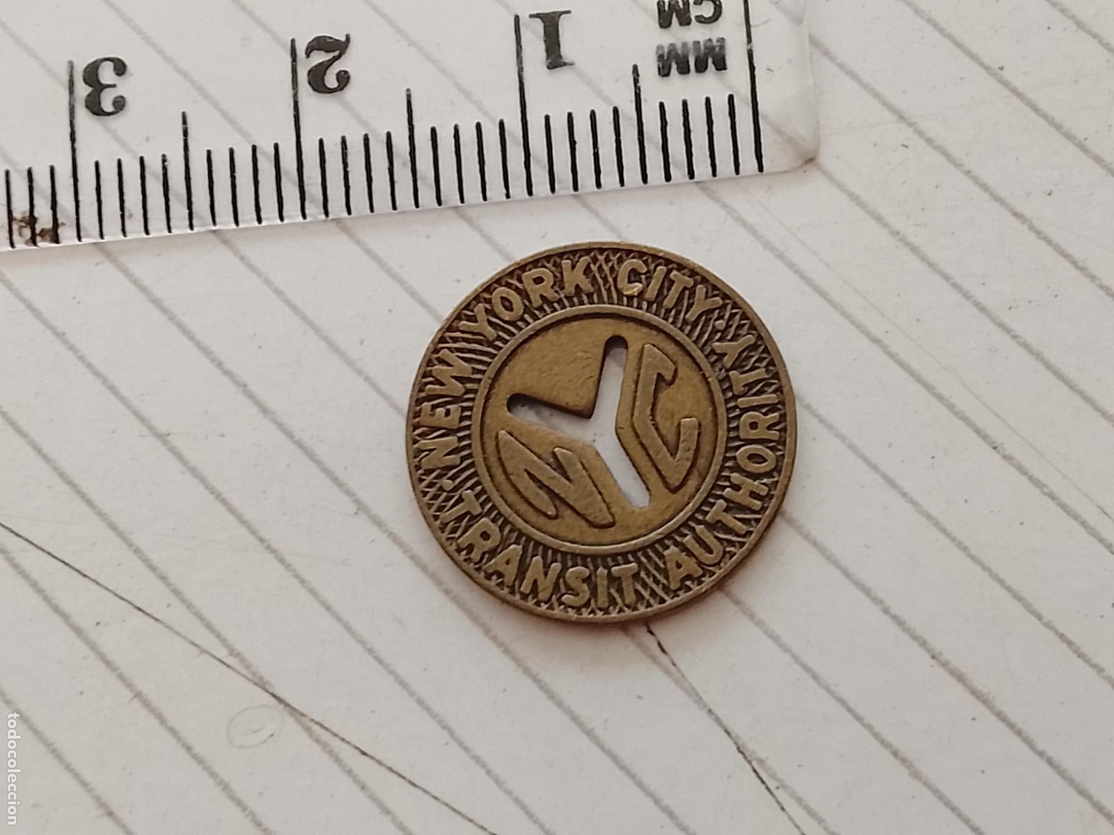Monedas locales: USA Ficha Dineraria Troquelada - New York City / Nueva York Transit Authority. Good for One Fare