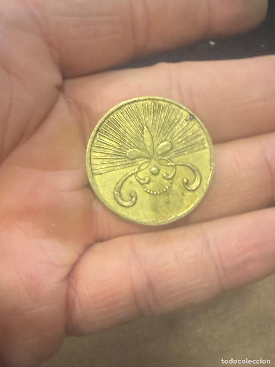 Monedas locales: Antigua ficha de 25 c&eacute;ntimos por clasificar