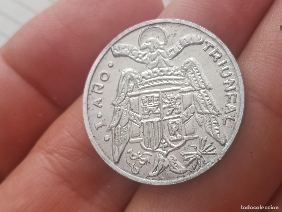 Monedas locales: FICHA ESPA&Ntilde;A. 10 CENTIMOS. I A&Ntilde;O TRIUNFAL. POSIBLE COPIA. ALUMINIO