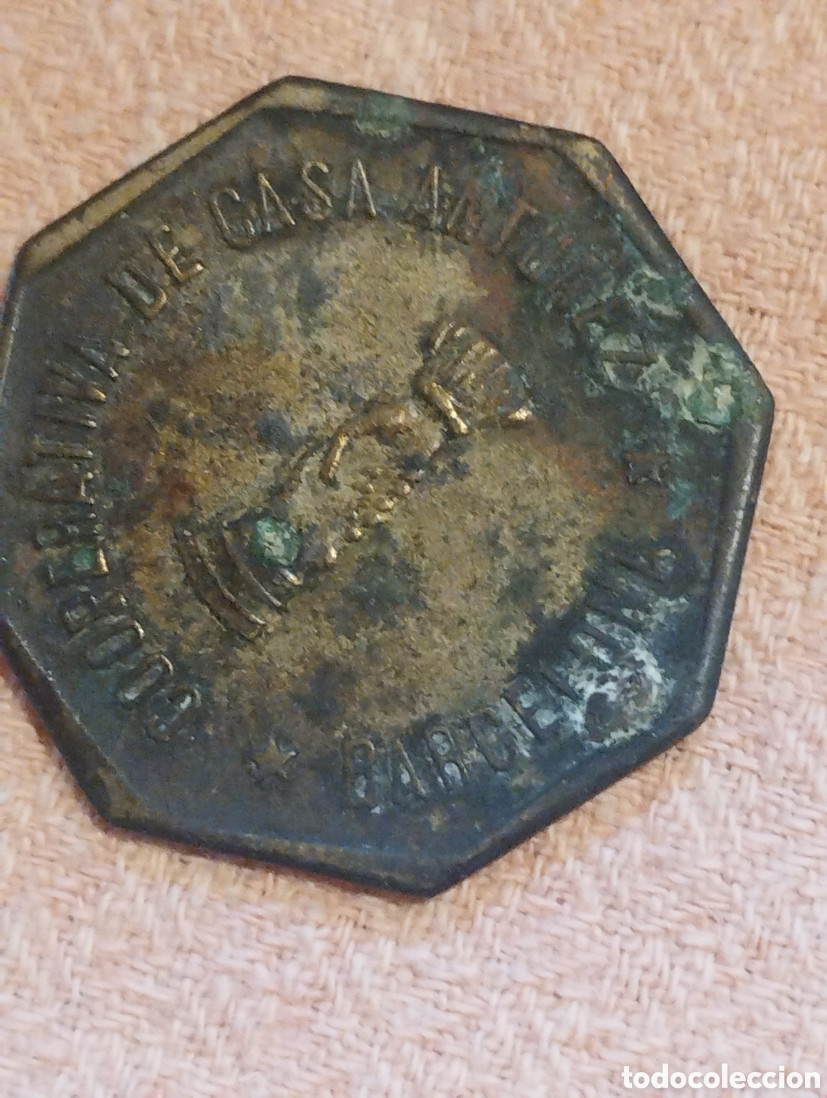 Monedas locales: Cooperativa de casa Antunez Barcelona 5cts por limpiar