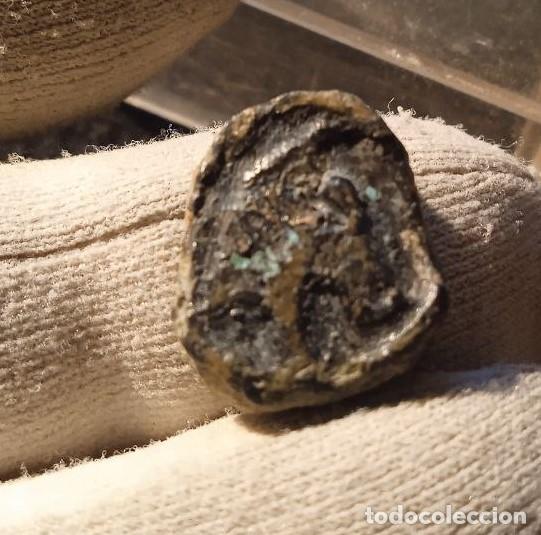 Monete medievali: Bonito ponderal medieval en bronce, cabeza de caballo y cruz