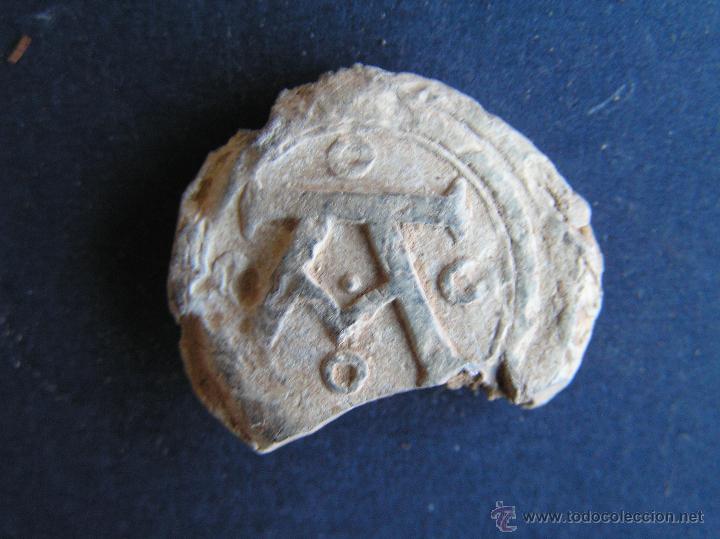 Monedas medievales: PRECINTO DE PLOMO .MEDIEVAL ( A g&Ouml;tica ) - Foto 1