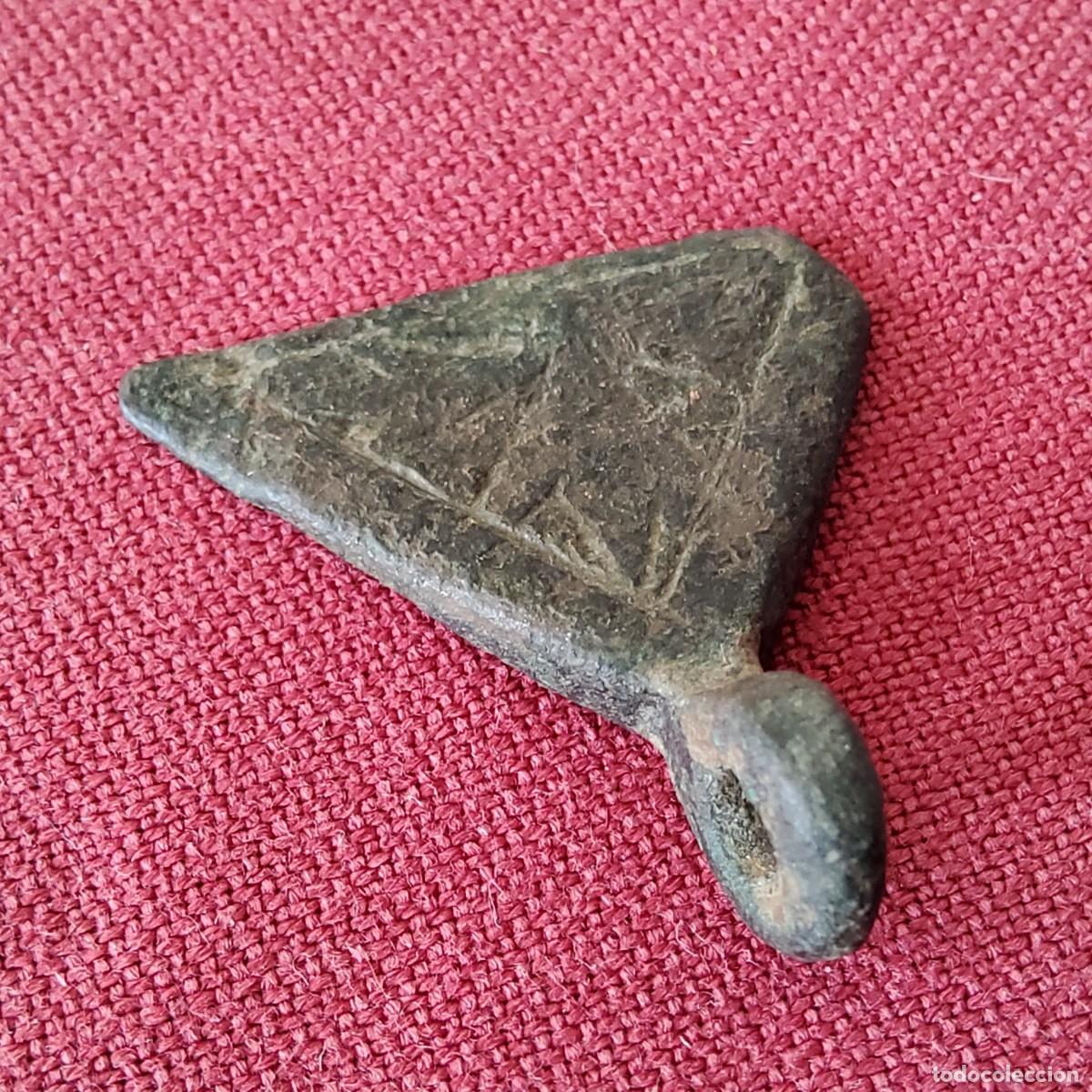 Monedas medievales: Antiguo pinjante medieval de cobre, triangular decorado - Foto 1
