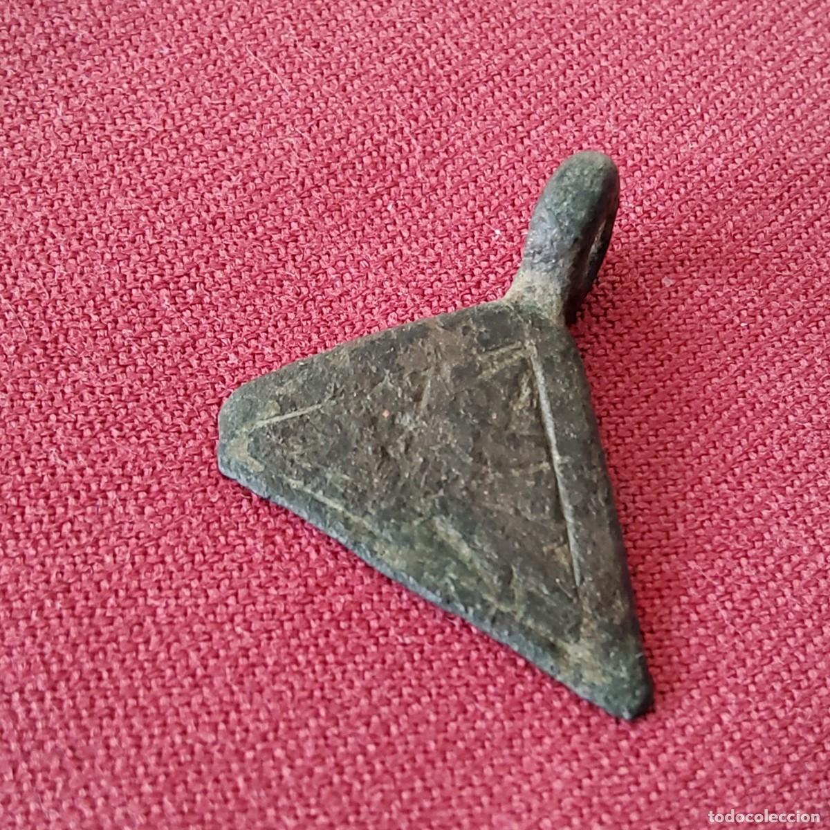 Monedas medievales: Antiguo pinjante medieval de cobre, triangular decorado - Foto 2