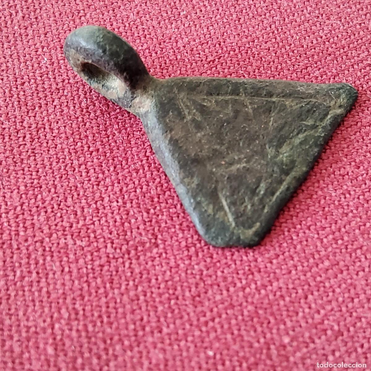 Monedas medievales: Antiguo pinjante medieval de cobre, triangular decorado - Foto 3