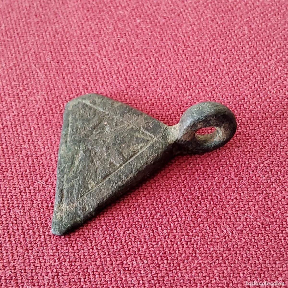 Monedas medievales: Antiguo pinjante medieval de cobre, triangular decorado - Foto 4
