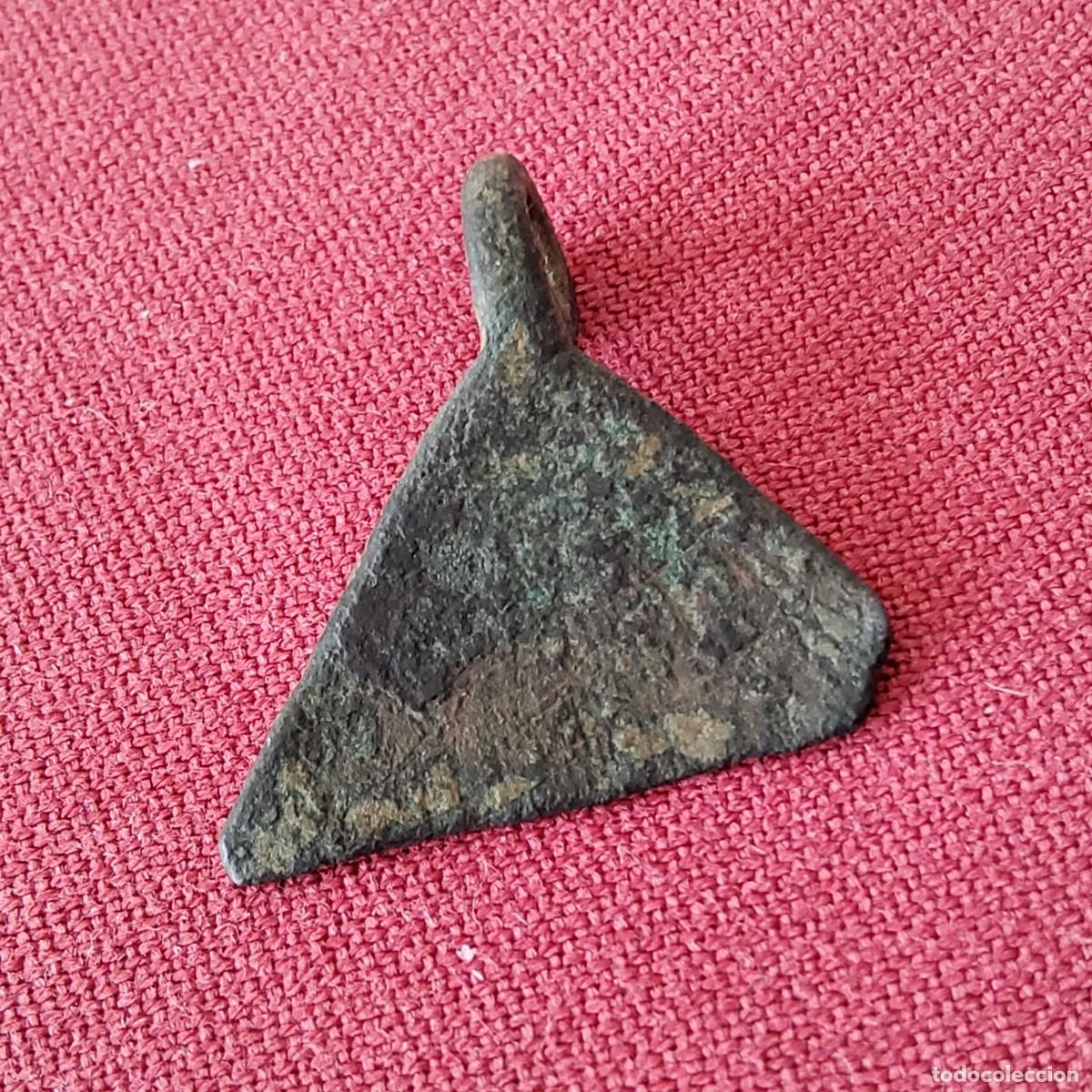 Monedas medievales: Antiguo pinjante medieval de cobre, triangular decorado - Foto 5