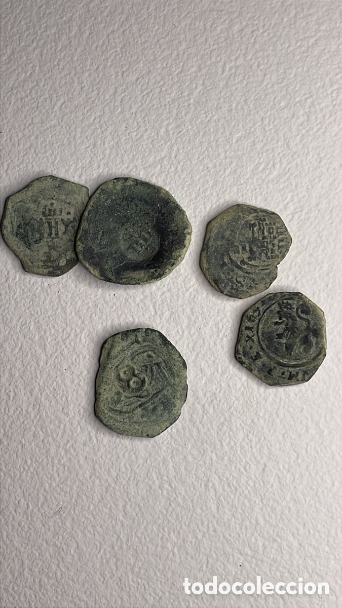 Monedas medievales: Lote de 5 monedas de cobre con resellos, castillo y leon visibles⁠