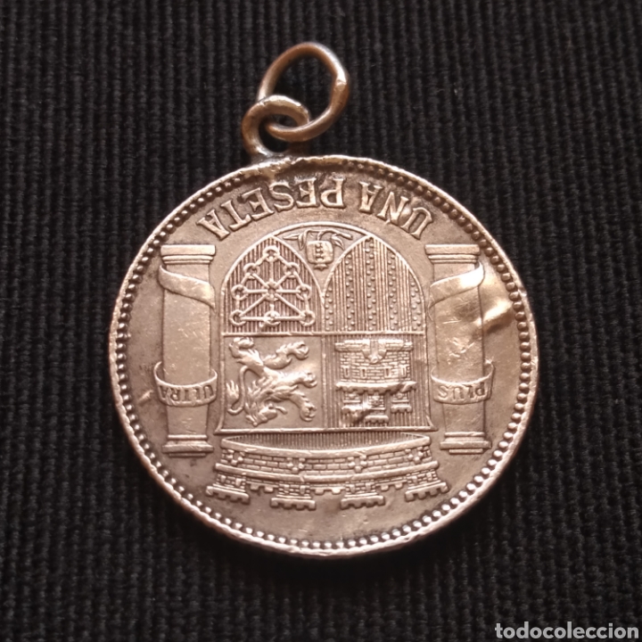 Monedas República: Moneda de plata de UNA PESETA de la REPÚBLICA ESPAÑOLA de 1933 estrellas 3 y 4 convertida en medalla - Foto 2 - 286786123