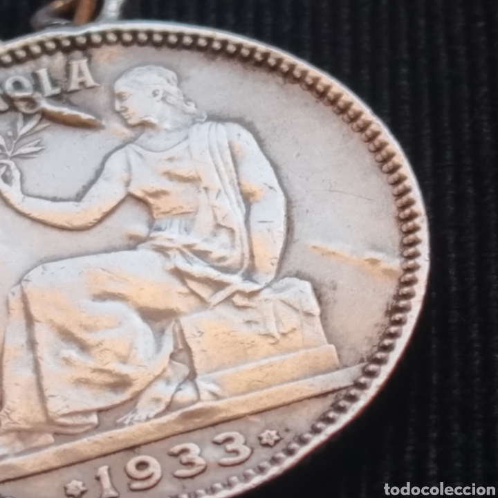 Monedas República: Moneda de plata de UNA PESETA de la REPÚBLICA ESPAÑOLA de 1933 estrellas 3 y 4 convertida en medalla - Foto 5 - 286786123