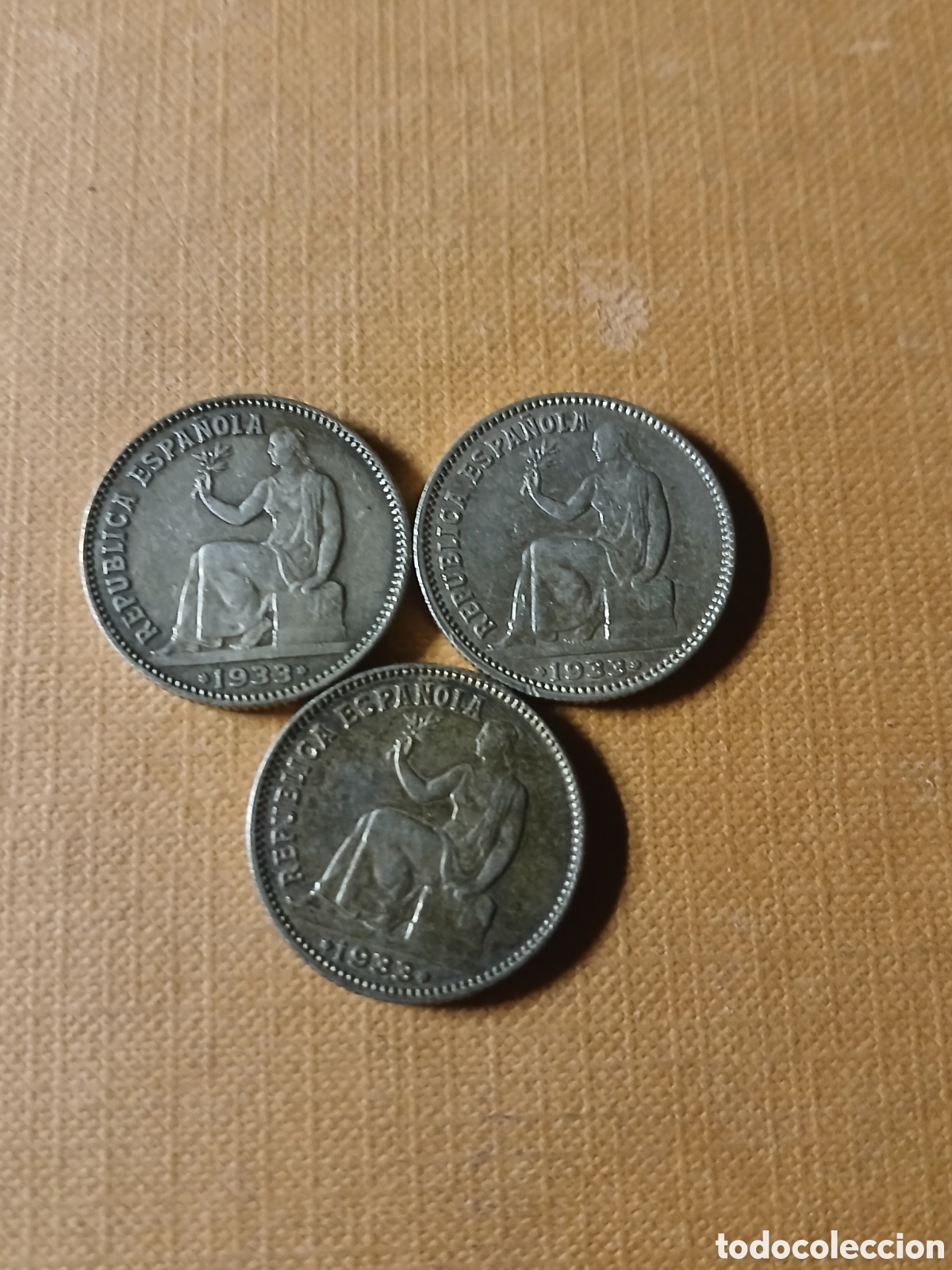 Monedas Rep&uacute;blica: TRES MONEDAS DE PLATA 1933 REP&Uacute;BLICA ESPA&Ntilde;OLA UNA PESETA.