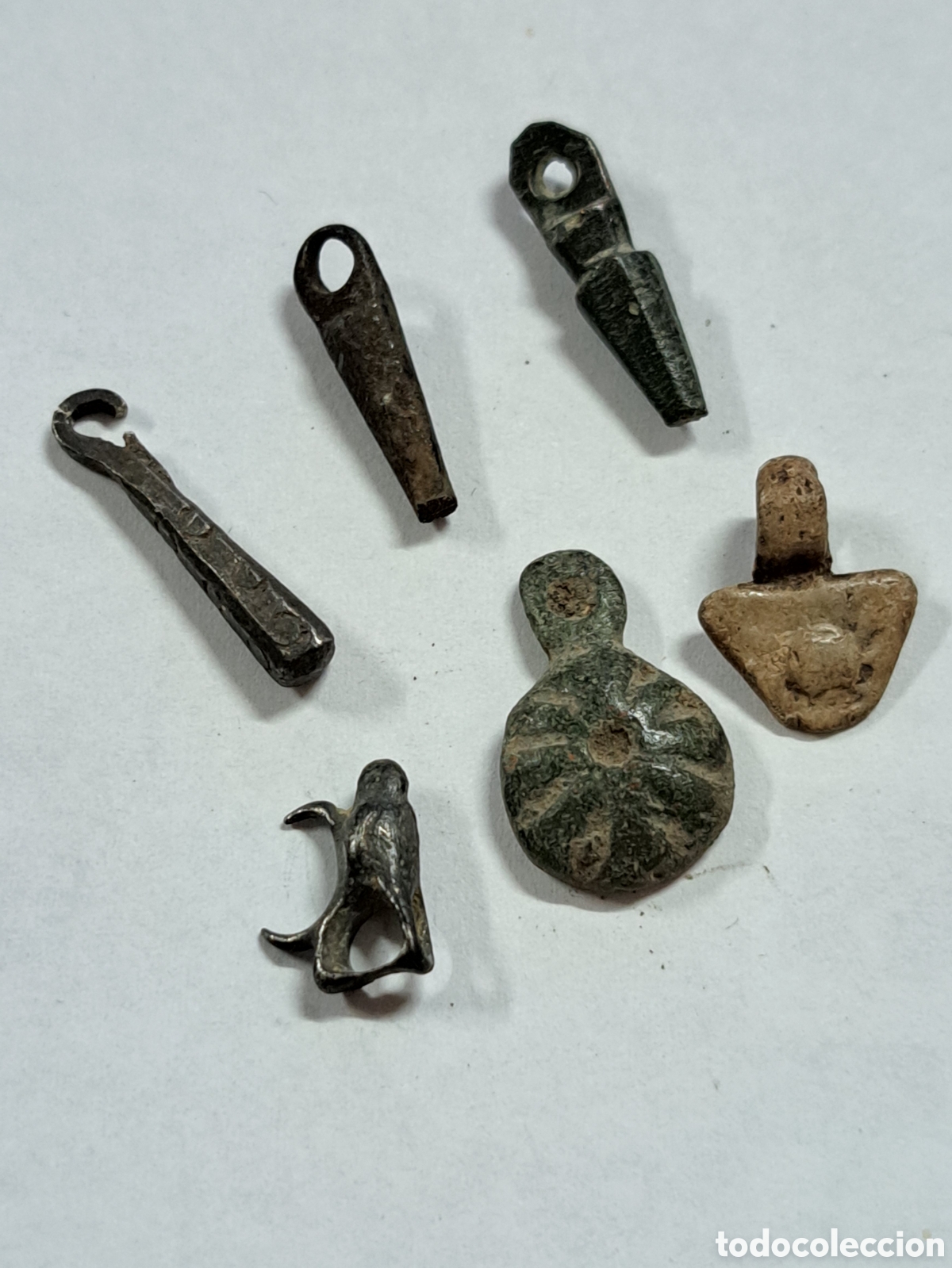 Monedas Roma Rep&uacute;blica: Lote de 6 piezas de la &eacute;poca romana varias de plata y colgantes