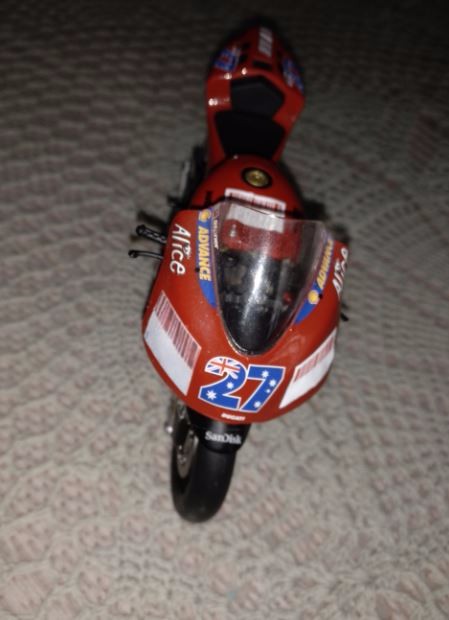 Motos a escala: CASEY STONER 2007 DUCATI BARECODE 1/12 - Foto 1