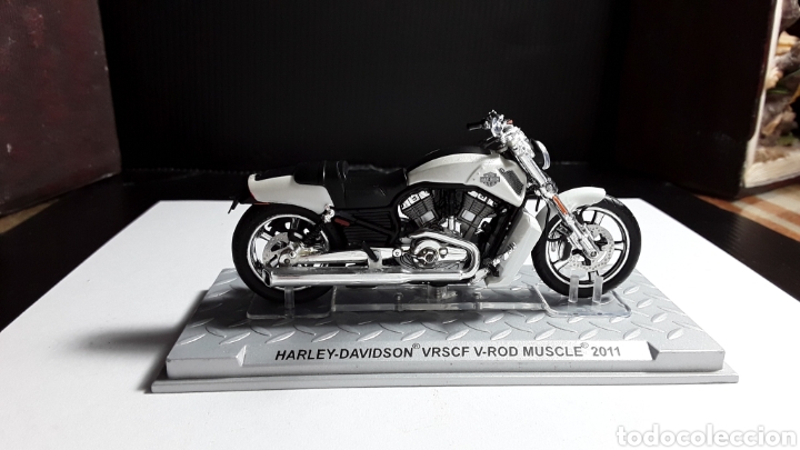 1/24 Harley-Davidson VRSCF V-ROD MUSCLE 2011 Modèle de la moto 