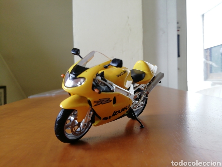 Motos a escala: Suzuki T 1000 R - Foto 1