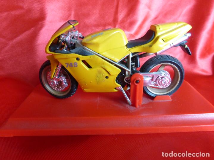 Motos a escala: DUCATI 748. maisto con peana . - Foto 3