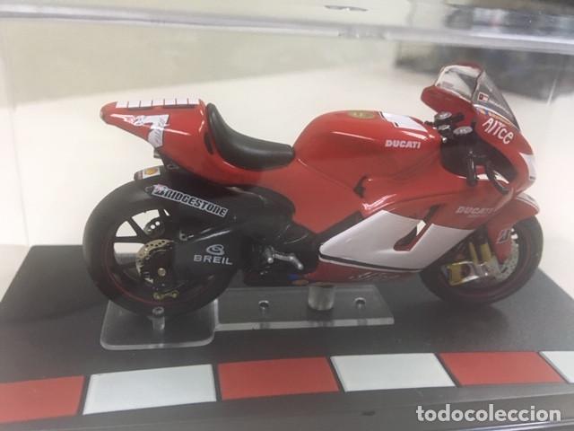 Motos a escala: DUCATI DESMOSEDICI CARLOS CHECA 2005 - Foto 2