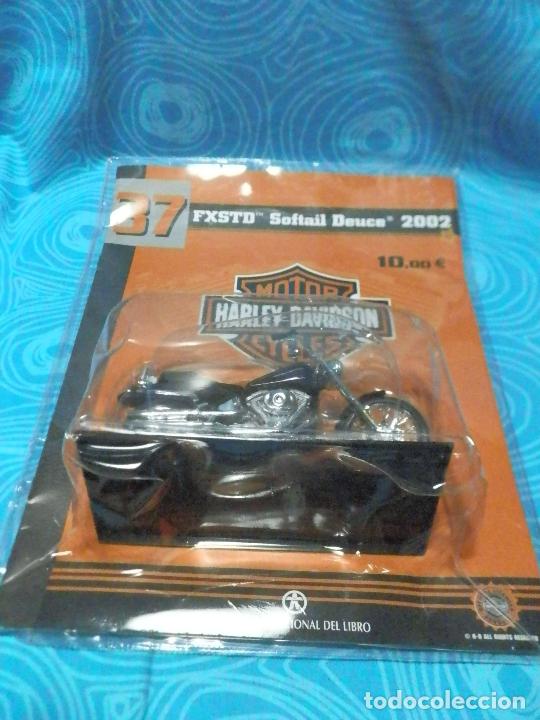 Motos a escala: HARLEY DAVIDSON FXSTD SOFTAIL DEUCE 2002 MAISTO - Foto 3