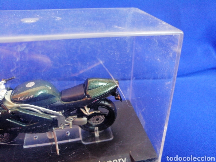 Motos a escala: MOTO TRIUMPH 955i DAYTONA CENTENARY - Foto 9