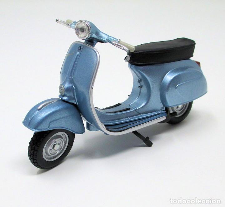 Motos &agrave; l'&eacute;chelle: Vespa 50 de Maisto, escala 1/18.