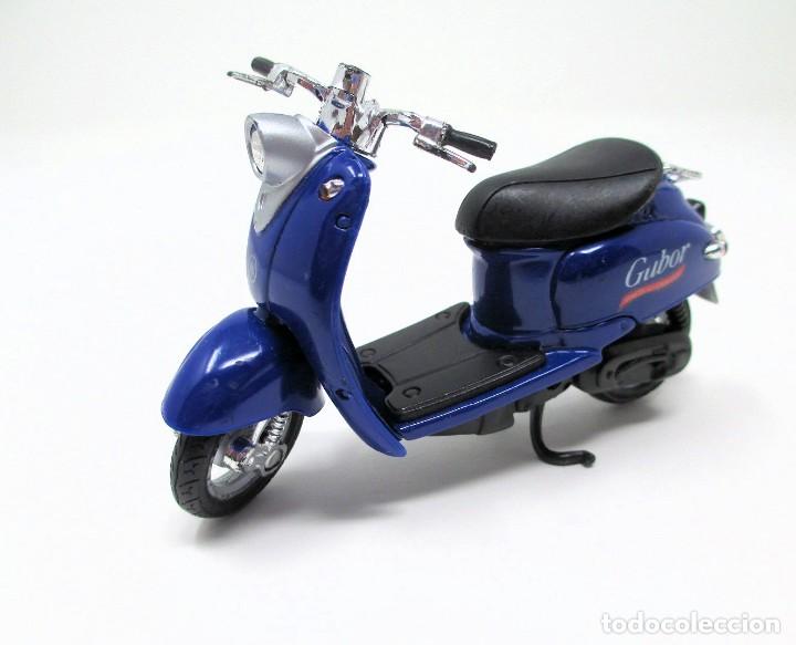 Motorcycle Models: Moto tipo Vespa. Mide 10,5 cm de largo