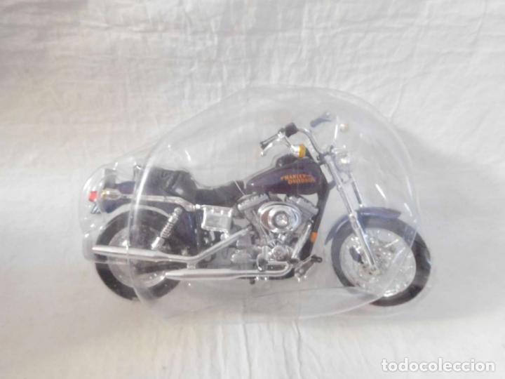 Motos a escala: Moto Harley Davidson en morado. En blister. - Foto 1