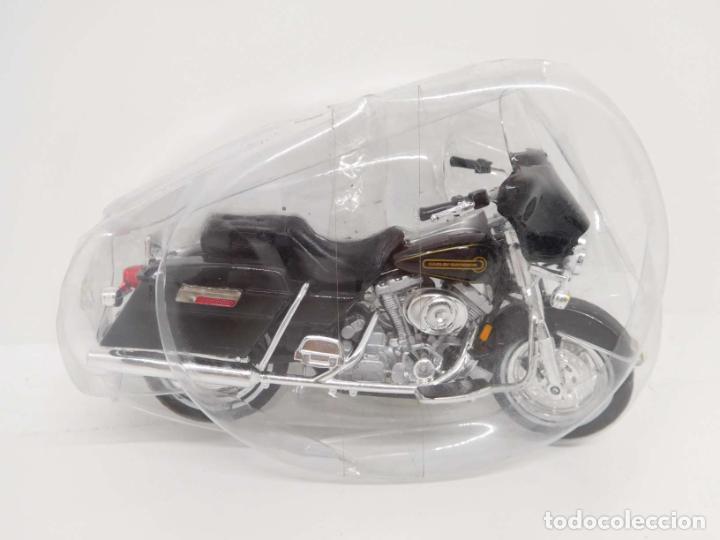 Motos a escala: Moto Harley Davidson en negro. En blister. - Foto 1