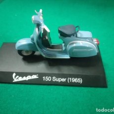 Motos a escala: MOTOCICLETA VESPA 150 SUPER (1965). MAISTO. CON PEANA.