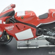 Motos in scale: MOTO A ESCALA 1:24 - YAMAHA YZR-M1 MAX BIAGGI 2002. Lote 353316594