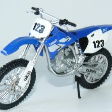 Motos a escala: 63- MOTO YAMAHA YZ 400 F Nº 123 BLUE/WHITE ESCALA 1:18 DIE-CAST MOTOCROSS TRIAL ENDURO BIKE 1/18. Lote 367903616