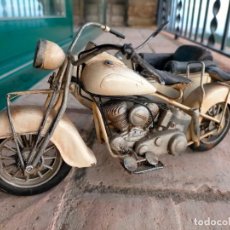 Motos a escala: MOTO MOTOCICLETA REPRODUCCIÓN DE HIERRO METAL PINTADA ESTILO HARLEY DAVIDSON CON SIDECAR FIGURA