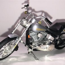 Motos a escala: 295- HARLEY-DAVIDSON MOTORCYCLES MOTO SILVER PLATA DIE-CAST 1:18 CUSTOM BIKE MAISTO